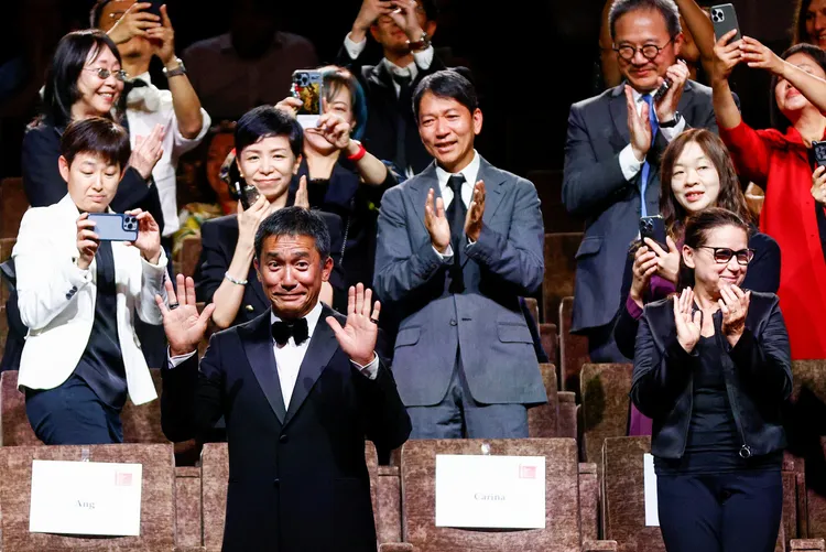 全場起立為他鼓掌。路透社