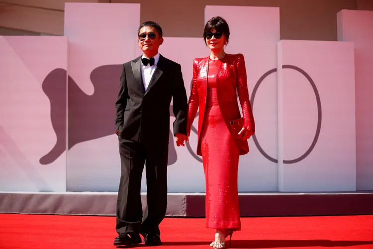 梁朝偉與愛妻劉嘉玲一起走威尼斯紅毯。路透社