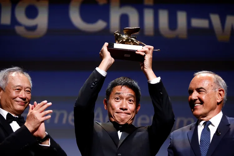 梁朝偉從李安手上拿到威尼斯影展終身成就獎。路透社