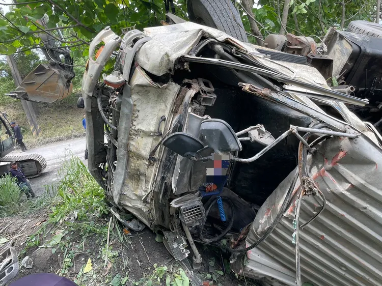 砂石車車損嚴重。讀者提供