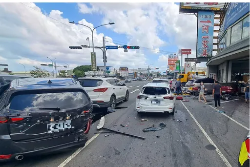 台南8輛汽機車撞成一團 6人傷送醫!車撞進家具行
