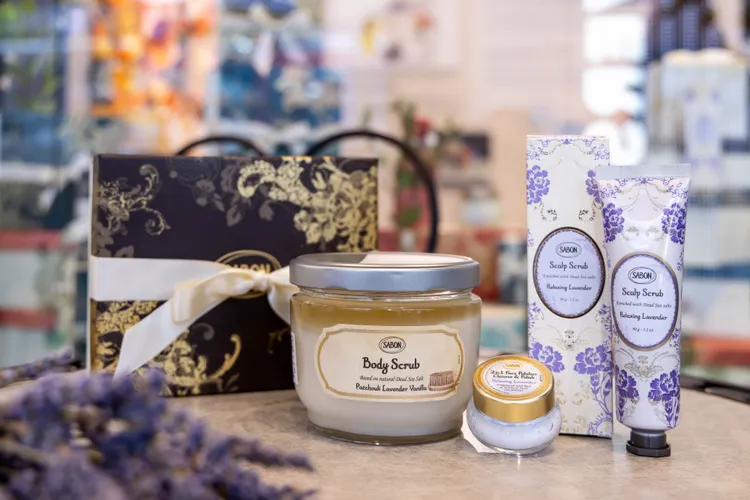 包含600g身體磨砂膏、90g死海鹽頭皮磨砂膏、15ml二合一臉部磨砂膏的庫閃電限定特惠組，2880元。品牌提供