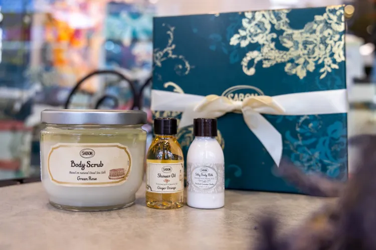 包含600g身體磨砂膏、50ml西西里柑橘沐浴油、50ml經典絲綢身體乳的快閃店限定特惠組，2180元。品牌提供