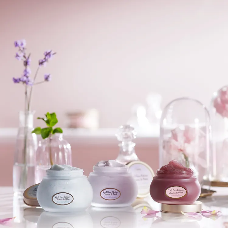 SABON二合一臉部純淨磨砂膏，薄荷與薰衣草款60ml／780、200ml／1680元；珍萃玫瑰款60ml／980元、125ml／1680元。品牌提供