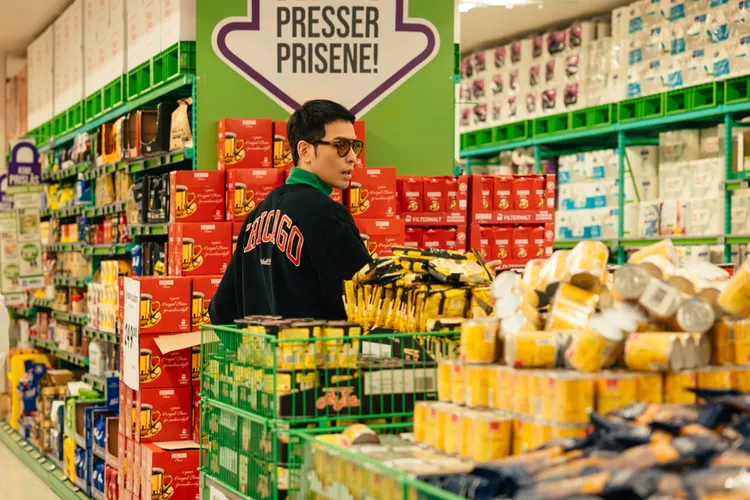 蕭敬騰到超市採買。華納音樂提供