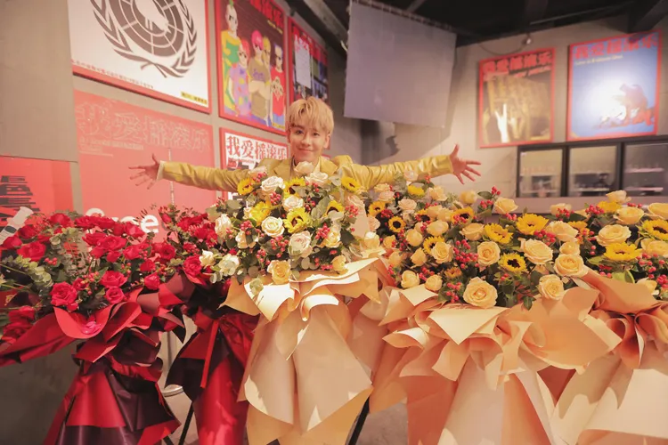 鼓鼓歌迷送上玫瑰花應援。相信音樂提供