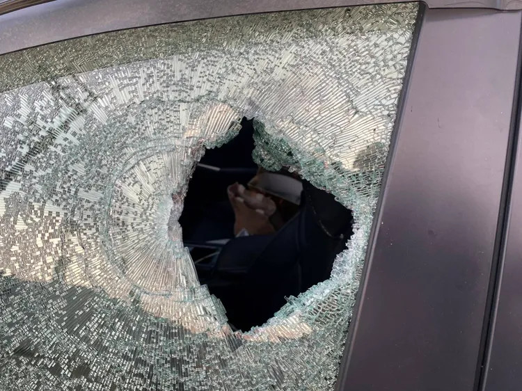 石男將妻子的車子駕駛座車窗砸出一個大洞。民眾提供