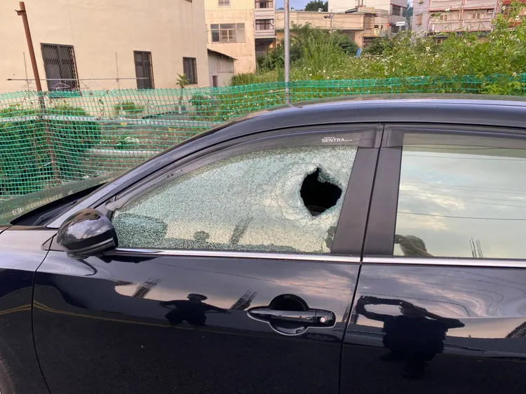 石男妻子轎車被砸，雖報案但暫時不願提告。民眾提供