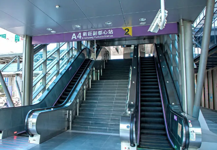 新莊副都心搭機捷一線串聯桃園國際機場與台北雙子星，無論出國旅遊或者國際商務洽公，世界近在咫尺。