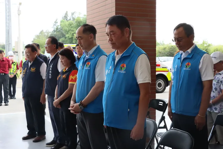 縣府提供苗栗縣長鍾東錦在救護車捐贈儀式上，帶領大家為屏東爆炸案殉職警消默哀。縣府提供
