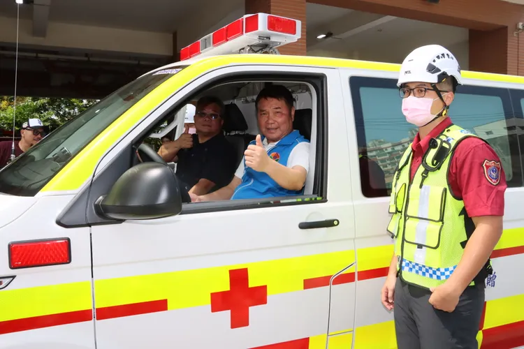 苗栗縣長鍾東錦和捐贈人啟動救護車。縣府提供