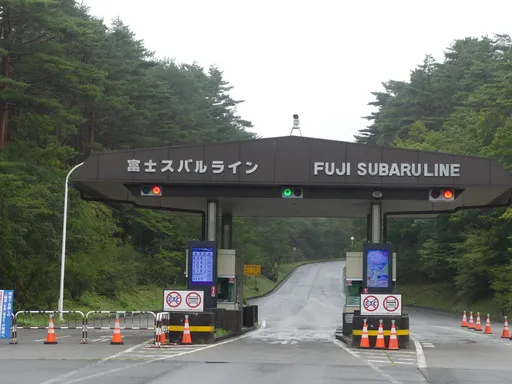富士山悲鸣｜登山客过多　官方拟强制收费、建铁道解决