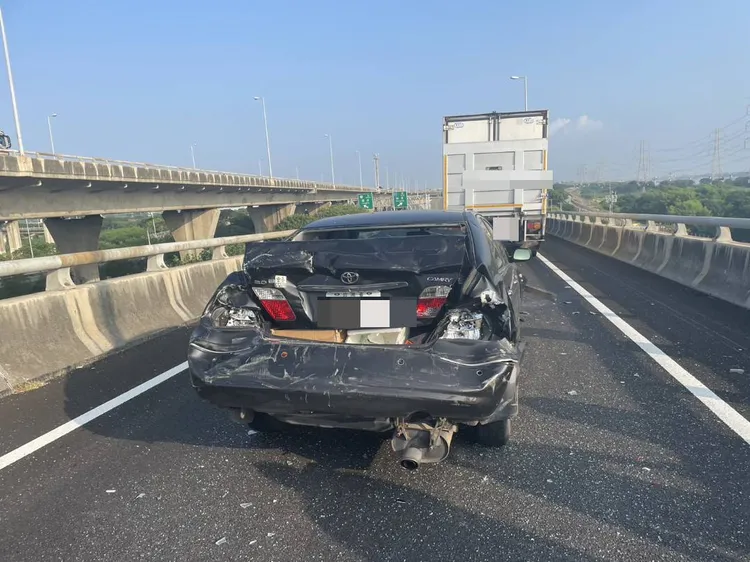 自小客車遭大貨車前後夾擊。民眾提供