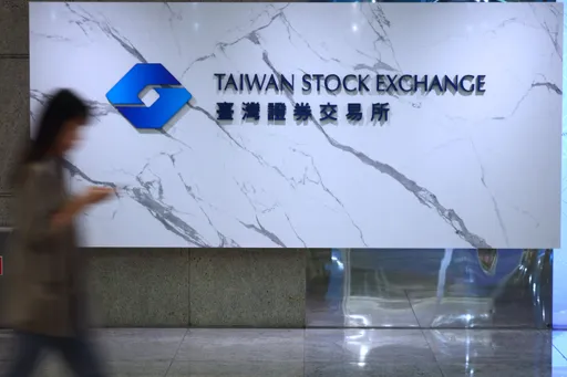 法人砍155億!台積電翻黑跌2元 台股收挫61點失守月線