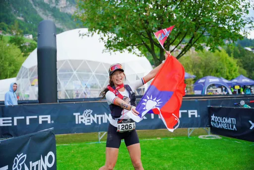 主持人段慧琳义大利铁人世锦赛 带国旗奔向终点