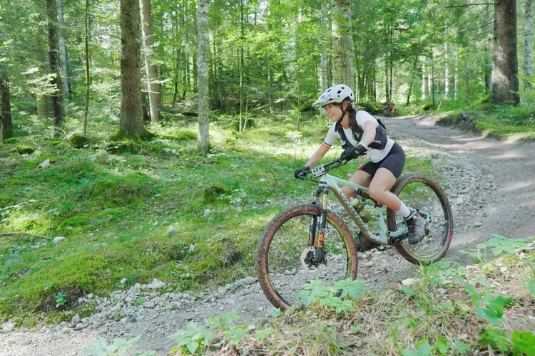 段慧琳在林道騎越野車。民視提供