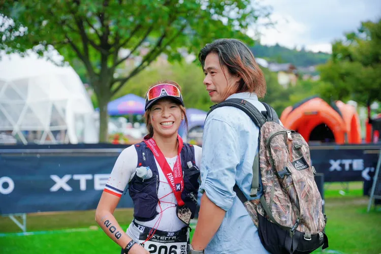 段慧琳（左）老公守在終點，對她表白：「重新愛上妳一次了。」。民視提供