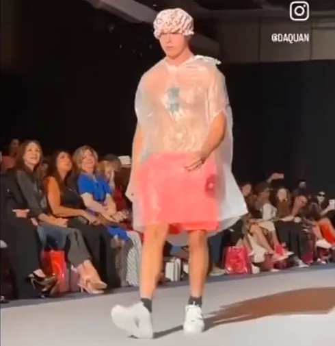 男模走秀遭保全撲倒原因曝光 「透視裝」真相觀眾驚呆