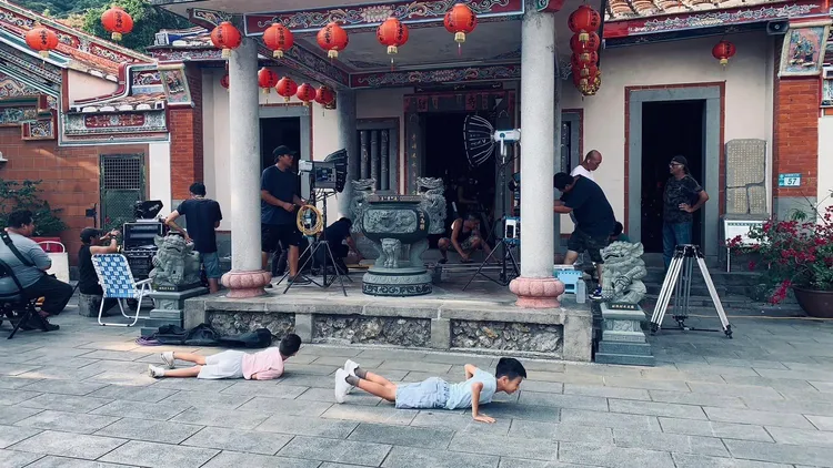 陳仙梅白哭一場，正當轉頭很想罵人時，一看整個傻眼，兩個路人小孩原來「是我生的」。翻攝陳仙梅臉書