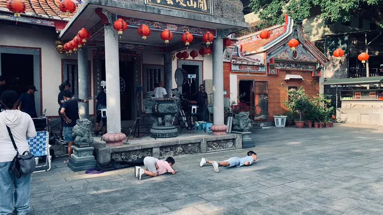 陳仙梅的兩個小孩被告誡後，改以撲倒在地、匍匐前進的姿勢玩耍。翻攝陳仙梅臉書