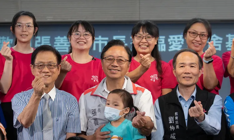 張善政參訪愛鄰舍輔導人員。桃園市府提供