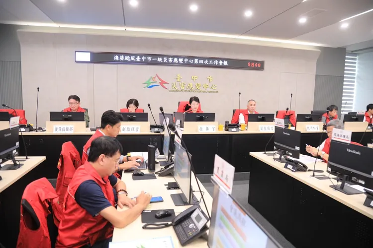 盧秀燕上午在災害應變中心召開第四次工作會報。市府提供