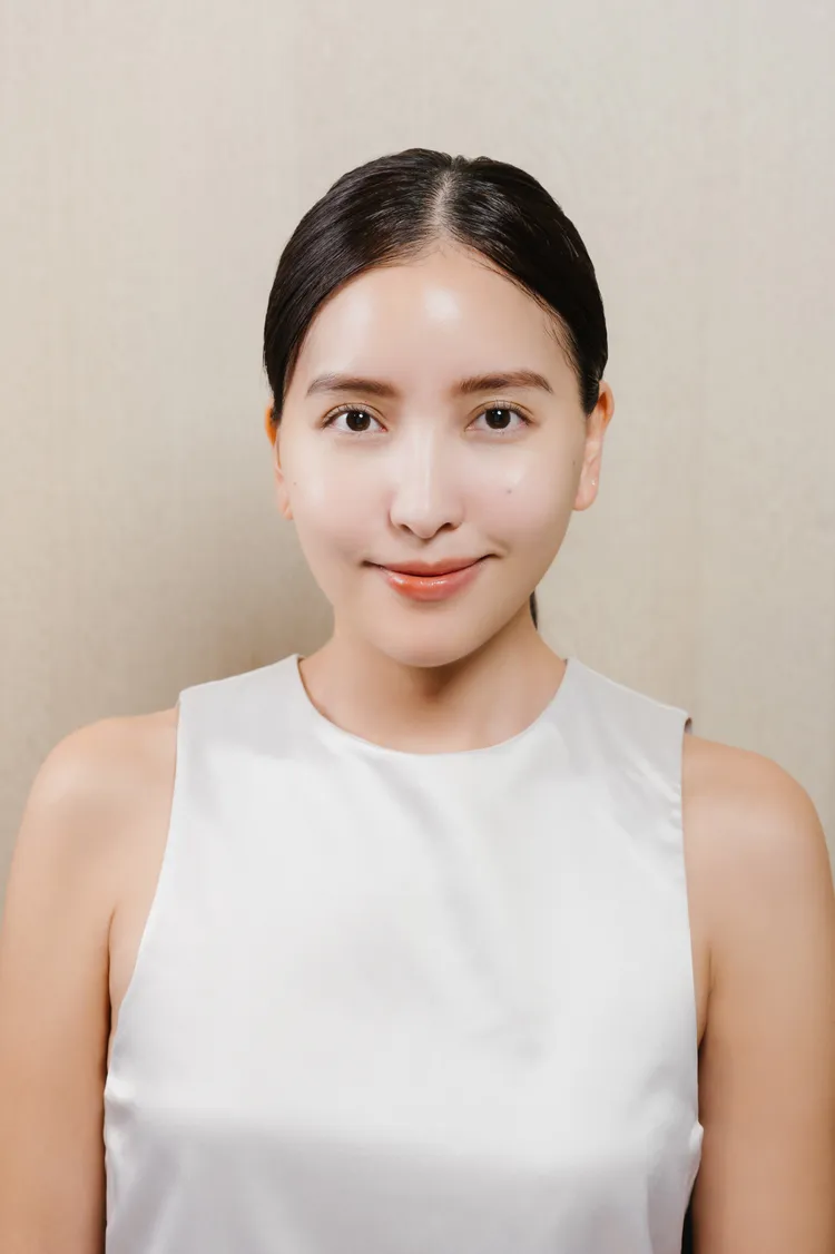 右側臉為使用海洋拉娜超維度緊緻拉提精萃後效果。品牌提供