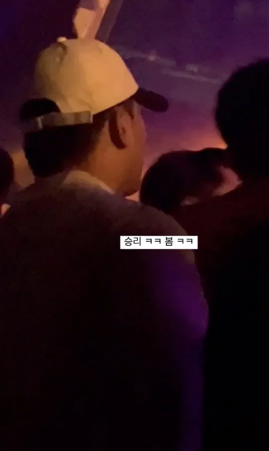 韓國網友昨在夜店捕捉到勝利身影。翻攝論壇