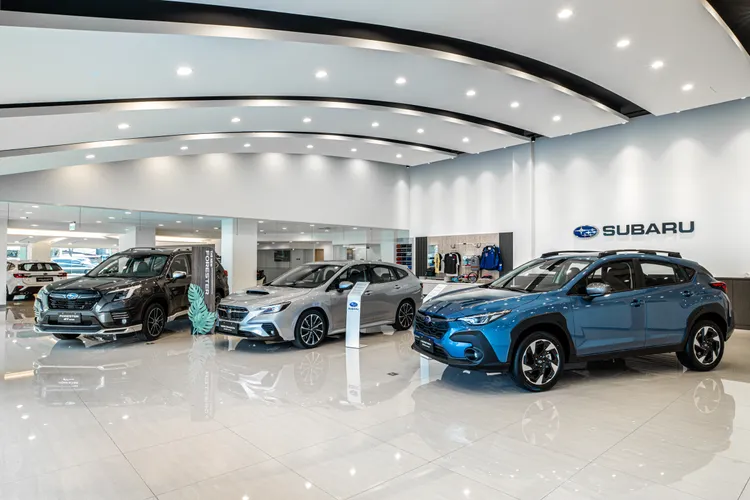 新車展示中心內部面積近200坪，可同時展示多達10部Subaru車款。業者提供