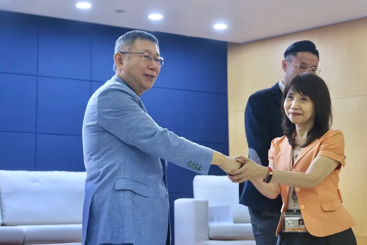 柯文哲跟長期推動代理孕母解禁的陳昭姿相識多年。林林攝