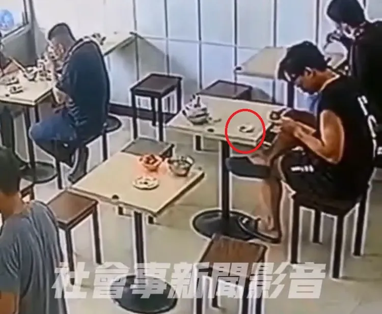 李男放在桌上的500元紙鈔被電風扇吹到隔壁桌下方。翻攝「社會事新聞影音」