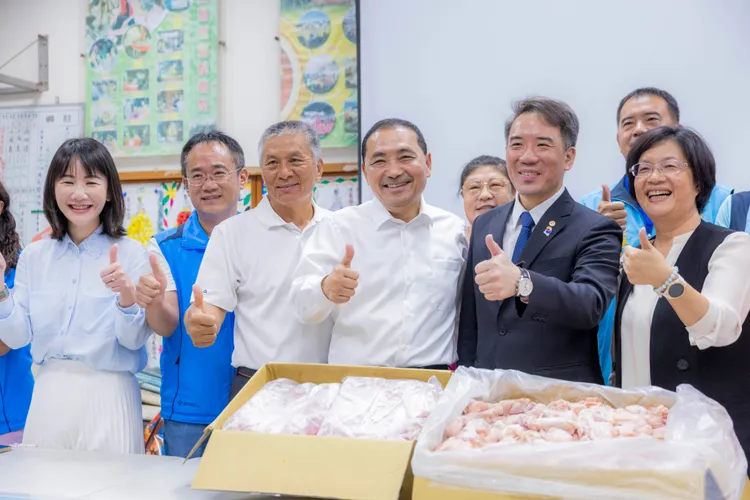 侯友宜參與福興東區扶輪社關懷據點肉品捐贈儀式。侯辦提供