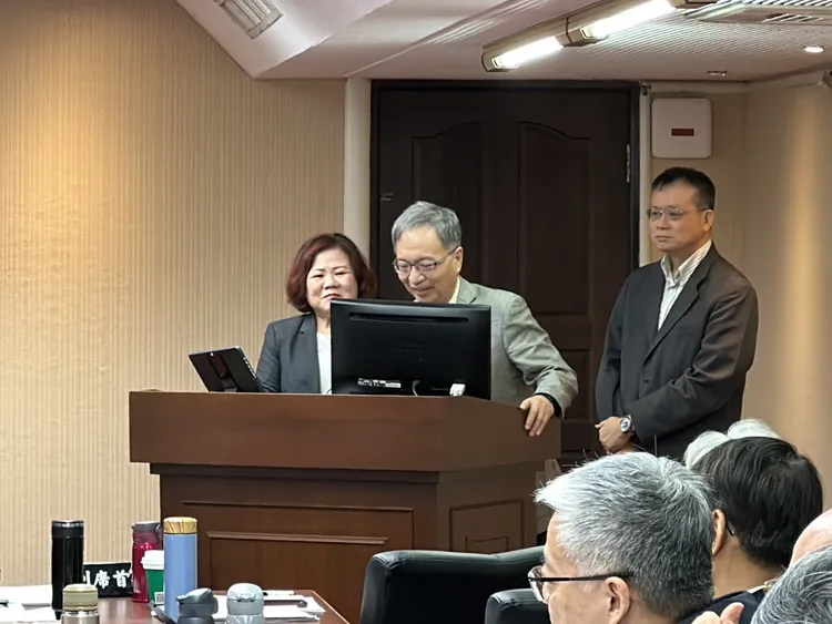 勞動部長許銘春（左）與衛福部長薛瑞元（中）。王良博攝