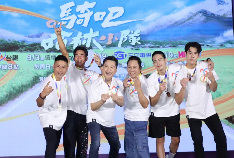 彭小刀（左起）、柯有倫、哈林、卜學亮、張庭瑚、周予天為新節目齊聚造勢。攝影中心攝