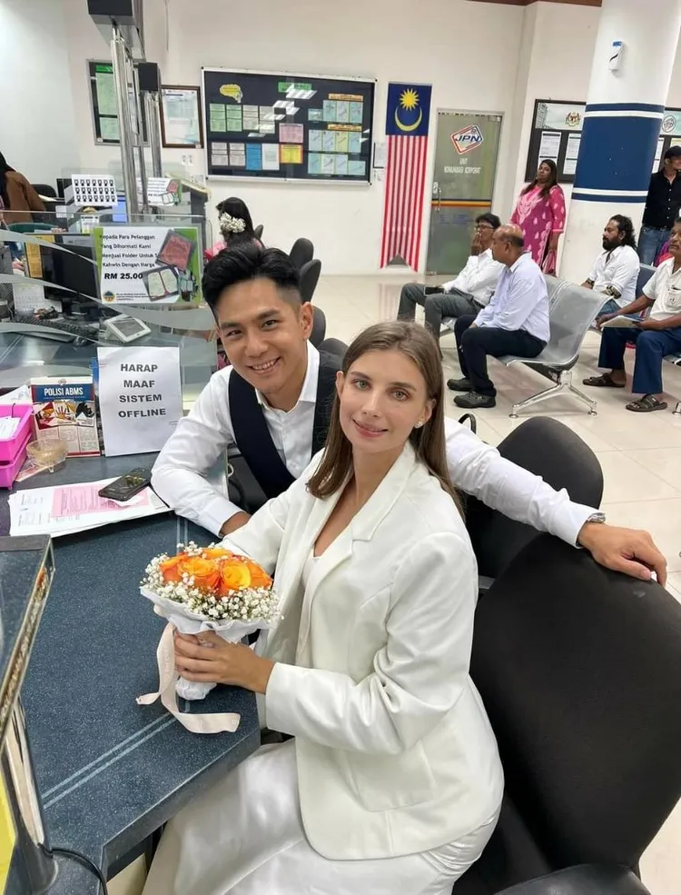 祖雄（後）和佳娜今天領到正式的結婚證書。翻攝祖雄臉書