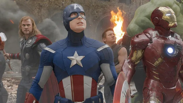 克里斯伊凡（左二）結婚，漫威英雄如「鋼鐵人」小勞勃道尼（右起）、「鷹眼」傑瑞米雷納、「雷神」克里斯漢斯沃皆受邀出席。