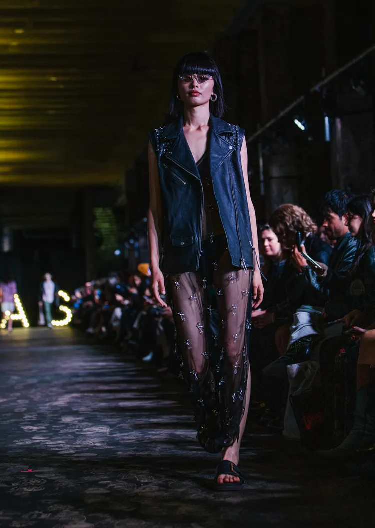 運用鉚釘皮革打造全新春夏系列。品牌提供