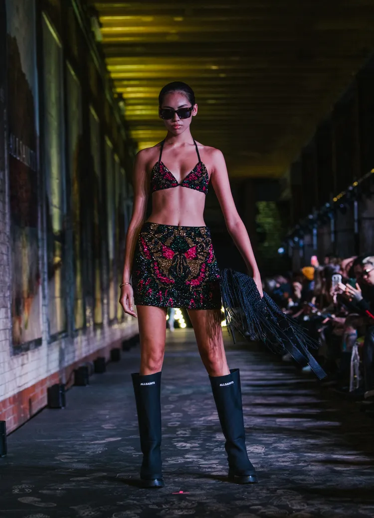 ALLSAINTS將秀場搬進電車隧道。品牌提供