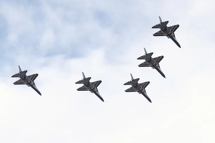 國軍28日展開空中全兵力預演，勇鷹高教機飛越總統府前上空。中央社