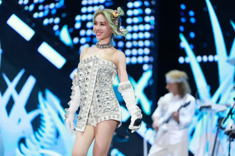 蔡依林身穿BALMAIN水鑽刺繡絲絨連身裙。品牌提供