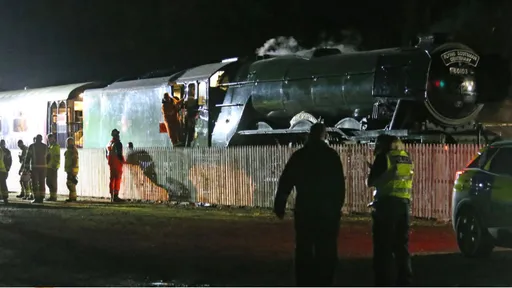 英百年蒸汽火車在蘇格蘭發生碰撞事故 數人受傷