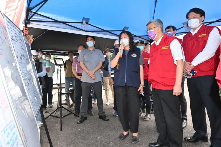 行政院長陳建仁23日就南下探視災情。行政院提供