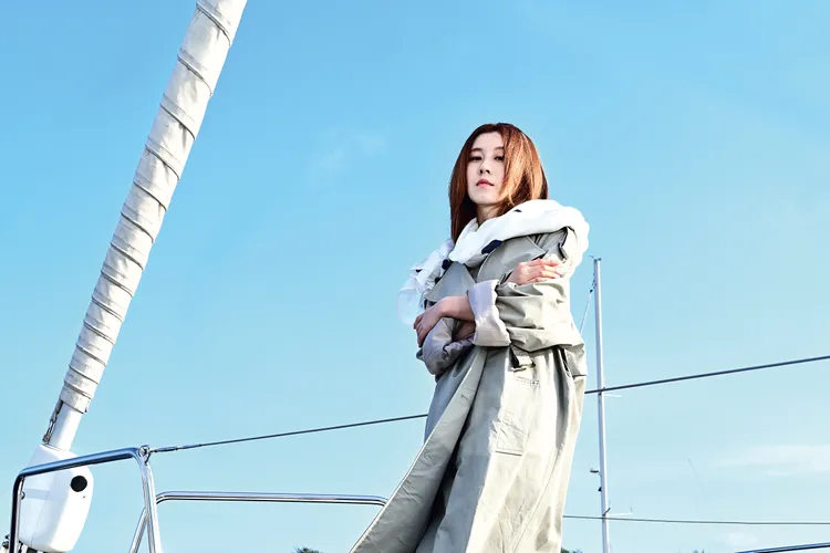 白安在炎夏穿著冬衣拍廣告。相信音樂提供