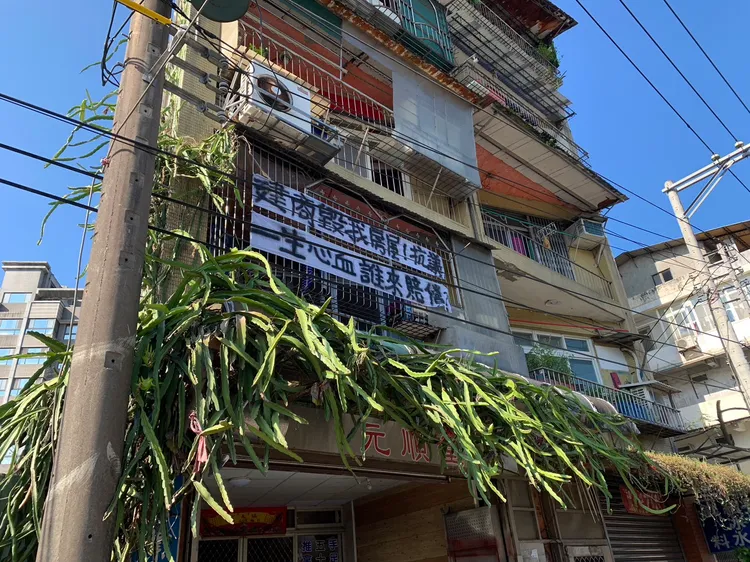 住戶掛布條抗議建商。記者葉先鵬攝影