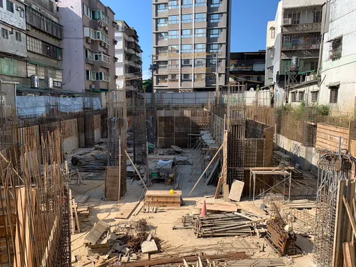 基隆工地酿邻宅「龟裂、倾斜」!住户忧恐成大直案翻版 怒挂白布条抗议建商