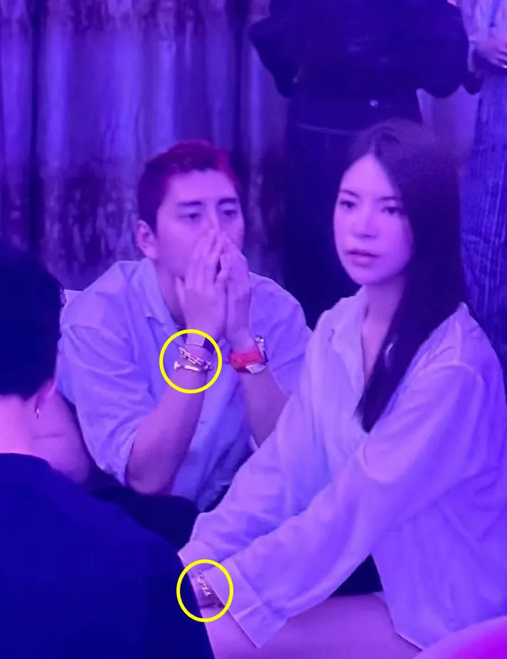 王大陸和新女伴疑似戴同款手鍊。翻攝微博