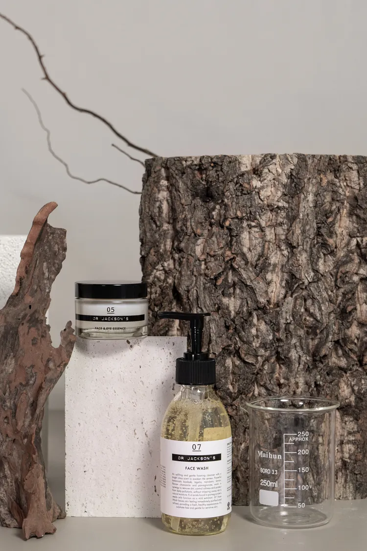 Dr Jackson’s保養品配方中的每一成分，在上市前都會經過精準劑量研究與測試。品牌提供