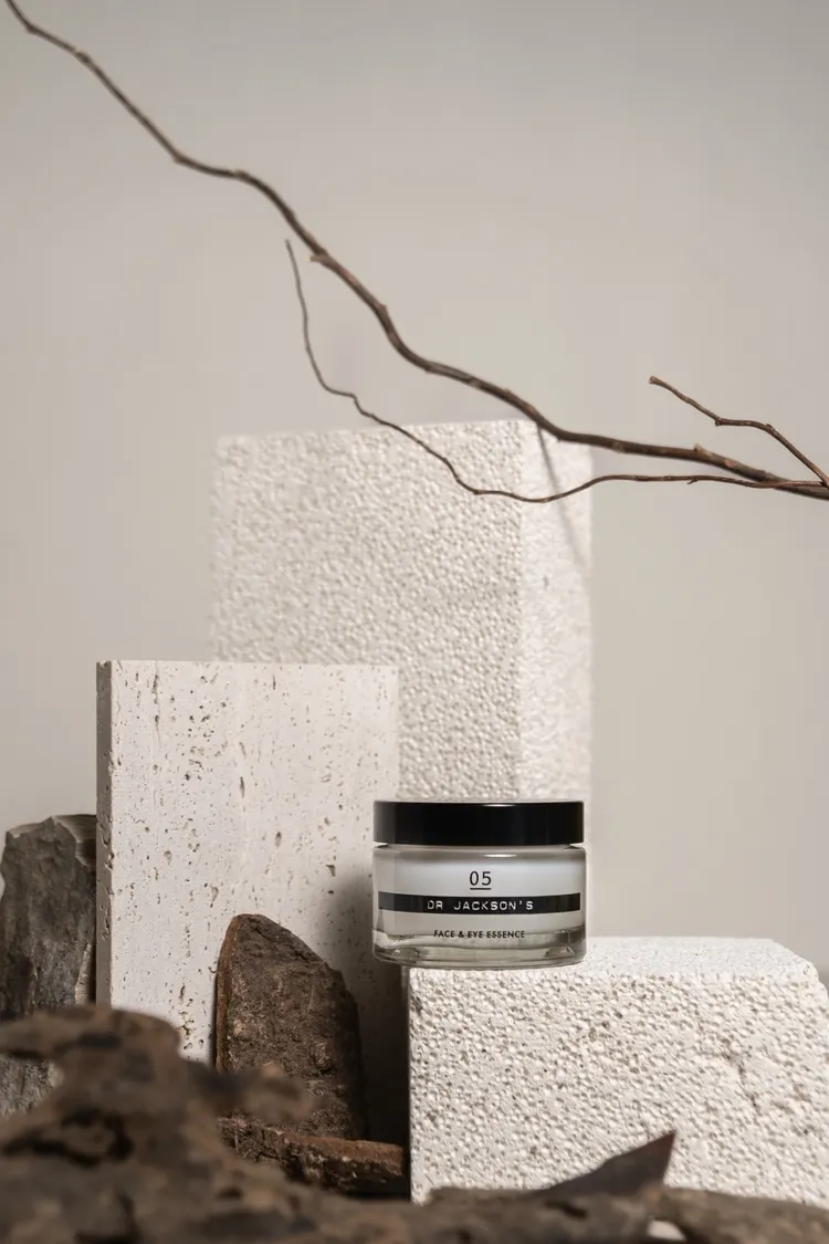 05臉部凝露，為化妝水、精華合而為一的水潤凝露質地，添加有大馬士革玫瑰水、蘆薈、羅馬洋甘菊等成分，50ml／2650元。品牌提供