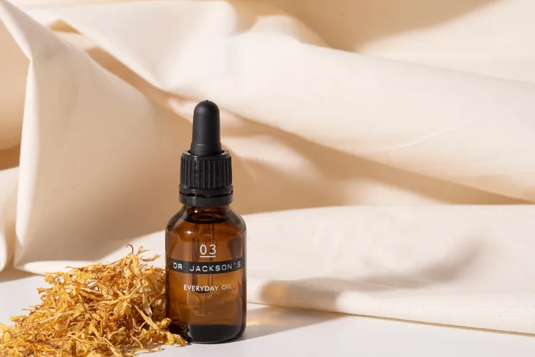 03天天調理油，可用在臉部、嘴唇、指甲、頭髮等部位，當中擁有猴麵包樹籽油、馬魯拉果油、金盞花萃取與山金車花萃取，25ml／ 1600元。品牌提供