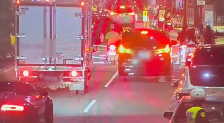 本來呈敞篷狀態的奧迪R8，見警後立刻關閉敞篷狀態。翻攝畫面